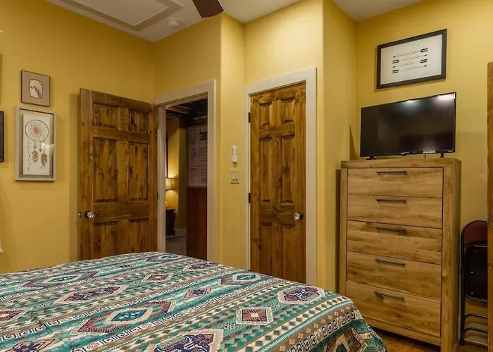 Stockyards 5 Mins, New, Sleeps 8 Cedar House, Tcu Holiday home *