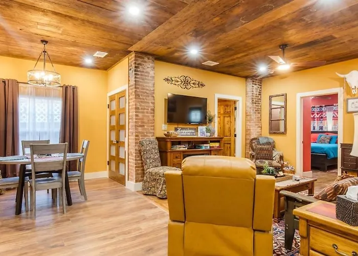 Stockyards 5 Mins, New, Sleeps 8 Cedar House, Tcu Holiday home *